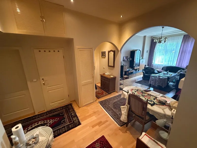 Großzügige 4-Zimmer-Altbauwohnung mit 2 Bädern, Balkon und Einbauküche in Tempelhof — photo 1